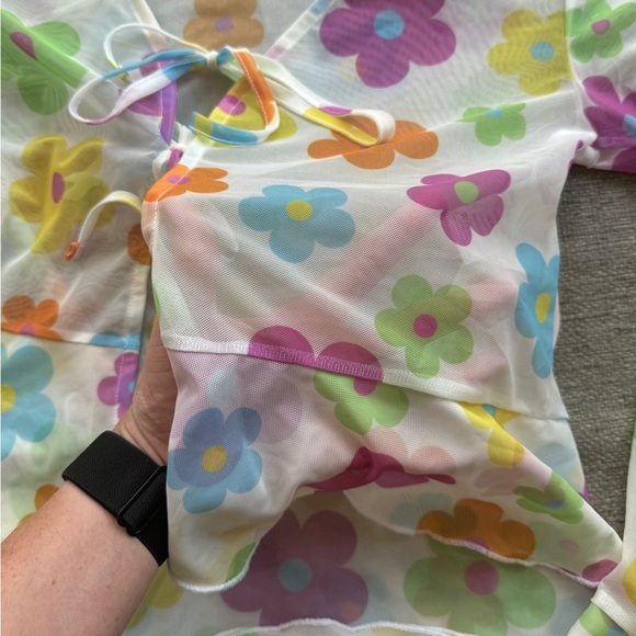 Mesh bell sleeve top - Picture 3 of 4